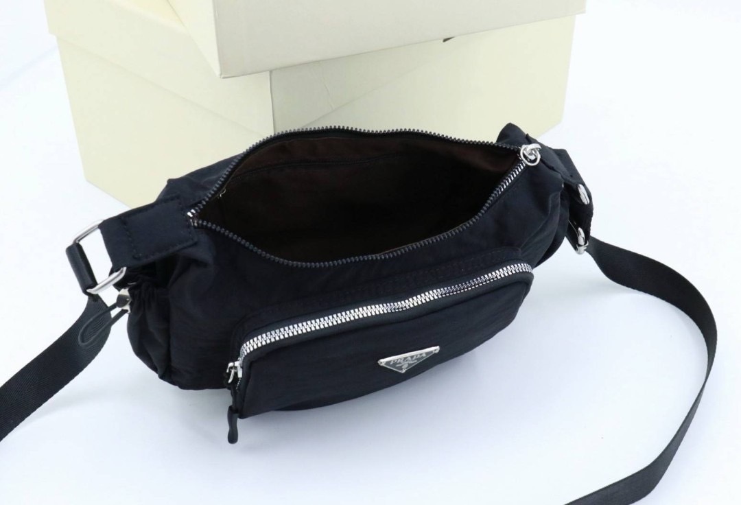 กระเป๋าสะพาย prada หลายช่องการใช้งาน ผ้าเกรดอย่างดี น้ำหนักเบา ทรงสวยมาก
