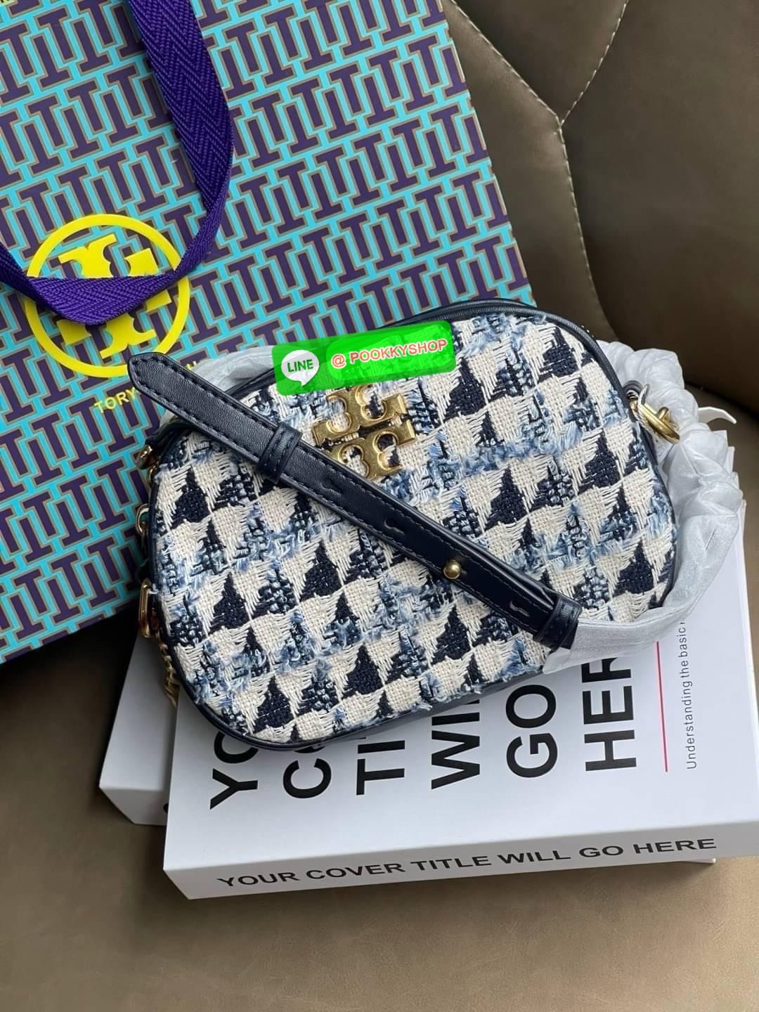 Tory burch kira chevron tweed small camera bag สาว ๆ ลุคคุณหนูไม่ควรพลาด Collection นี้เลยนะคะ เพราะ Kira Chevron เป็นรุ่นที่ตอบโจทย์และครองใจสาว ๆ ได้อย่างแท้จริง ลวดลายบนกระเป๋าแบบกราฟฟิคมีเท็กเจอร์ ทำให้กระเป๋าดูมีราคามากยิ่งขึ้น มาพร้อมกับโลโก้ Double