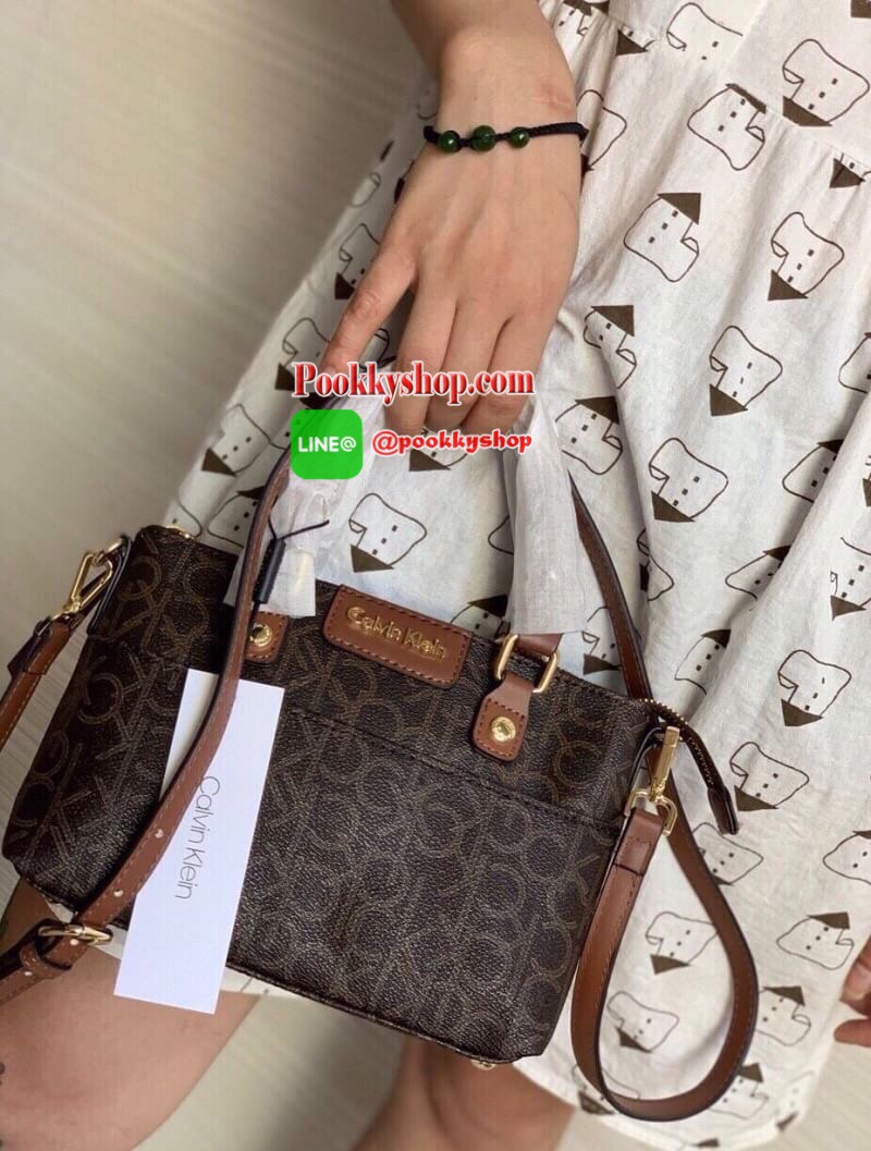 New arrival !!! Calvin Klein Crossbody Bag กระเป๋าถือหรือสะพายรุ่นยอดนิยม วัสดุ PVC คุณภาพดี น้ำหนักเบา ตัวกระเป๋าออกแบบลาย CK ทั้งใบ ด้านหน้าประดับด้วยโลโก้แบรนด์สุดหรู เปิด-ปิดกระเป๋าด้วยซิปสะดวกใช้ ด้านในโล่งกว้างมีช่องซิปและช่องเล็กสำหรับใส่ของ ใส่กระ