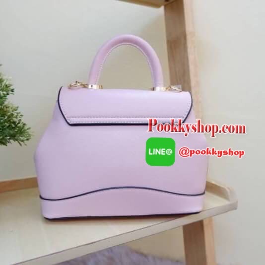 Lyn กระเป๋าหิ้วมาพร้อมสายสะพาย ขนาดกลางๆไม่เล็กไม่ใหญ่ ดีไซน์สวยน่ารัก ด้านในมีป้ายโลหะปั๊มแบรนด์ ใต้กระเป๋ามีหมุดรองทั้ง 4 มุม รูปทรงสวยเก๋ขนาดนี้ ไม่มีไม่ได้นะคะ