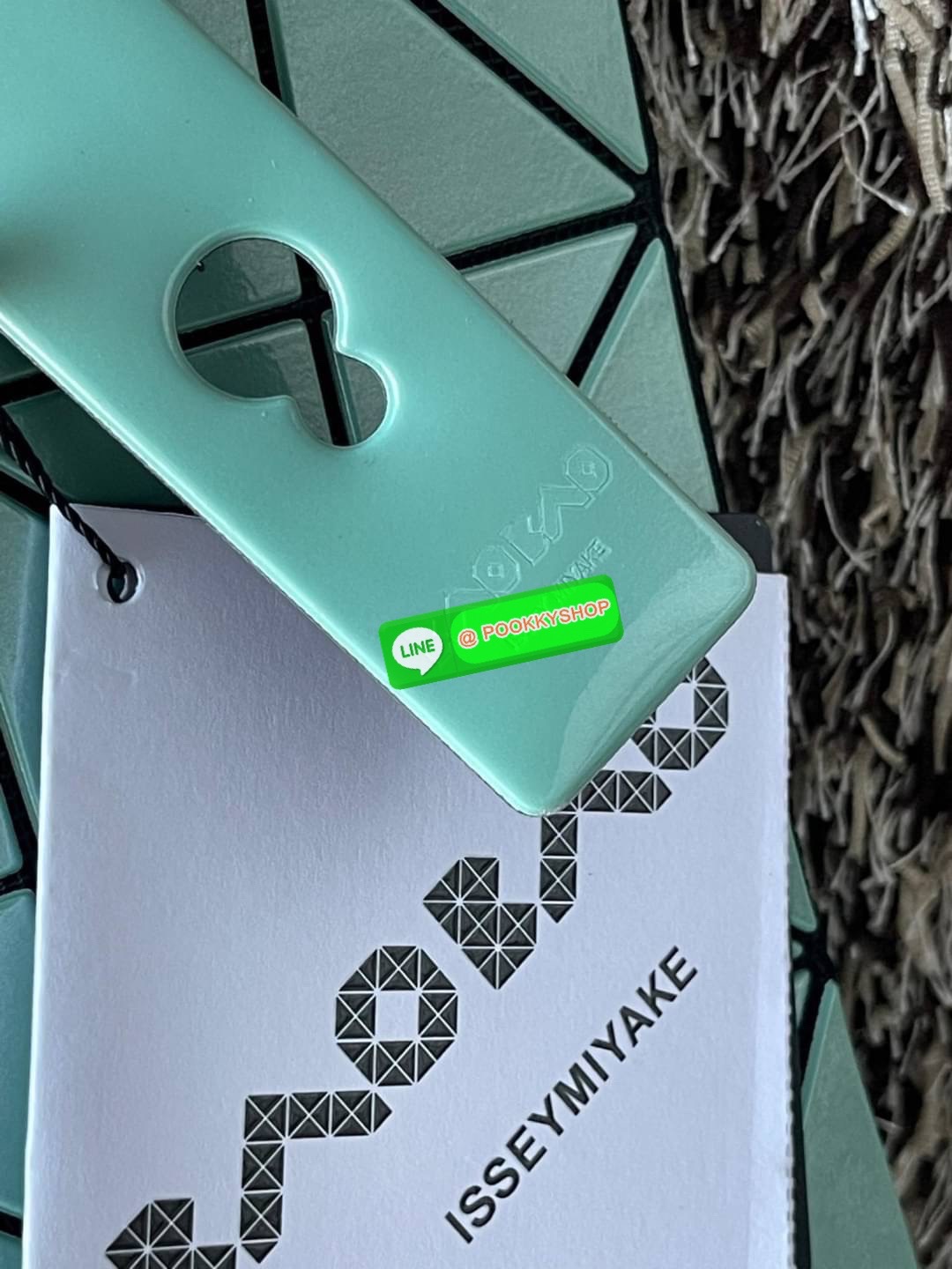 💕 Bao Bao Issey Miyake ROCK MATTE ซีรีส์นี้จะเป็นทรงสี่เหลี่ยมผืนผ้า มีซิปปิดด้านบน ถือเป็นรุ่นที่เหมาะกับการใช้งานในชีวิตประจำวัน สามารถพับมุมและบริเวณด้านล่างของกระเป๋าเพื่อเพิ่มความสะดวกสบายในการใช้งาน ทั้งยังช่วยให้วางกระเป๋าในแนวตั้งได้อีกด้ว