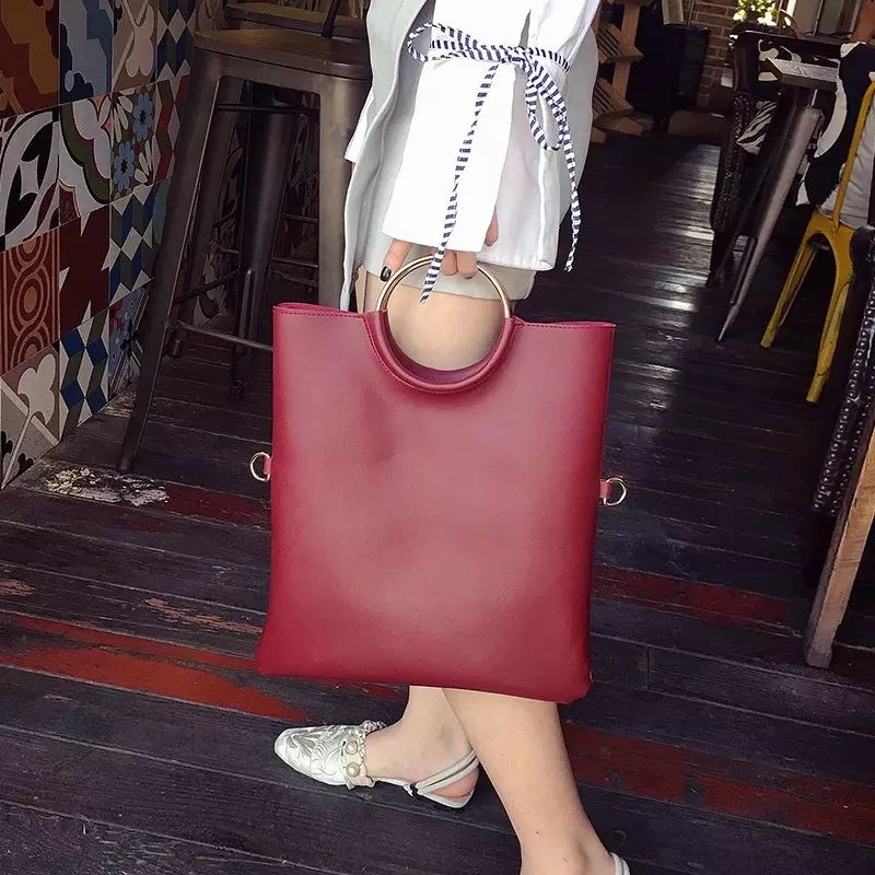 กระเป๋าสะพายข้างสีน้ำตาล กระเป๋าคลัชมือ แต่งห่วงทอง สวย แนว เท่ห์ๆคะ+กระเป๋าเล็ก ไซส์ลูก ด้านใน 2ชิ้น สุดคุ้ม สวยเก๋ มากคะ Size:ยาว29xสูง32xหนา4cm