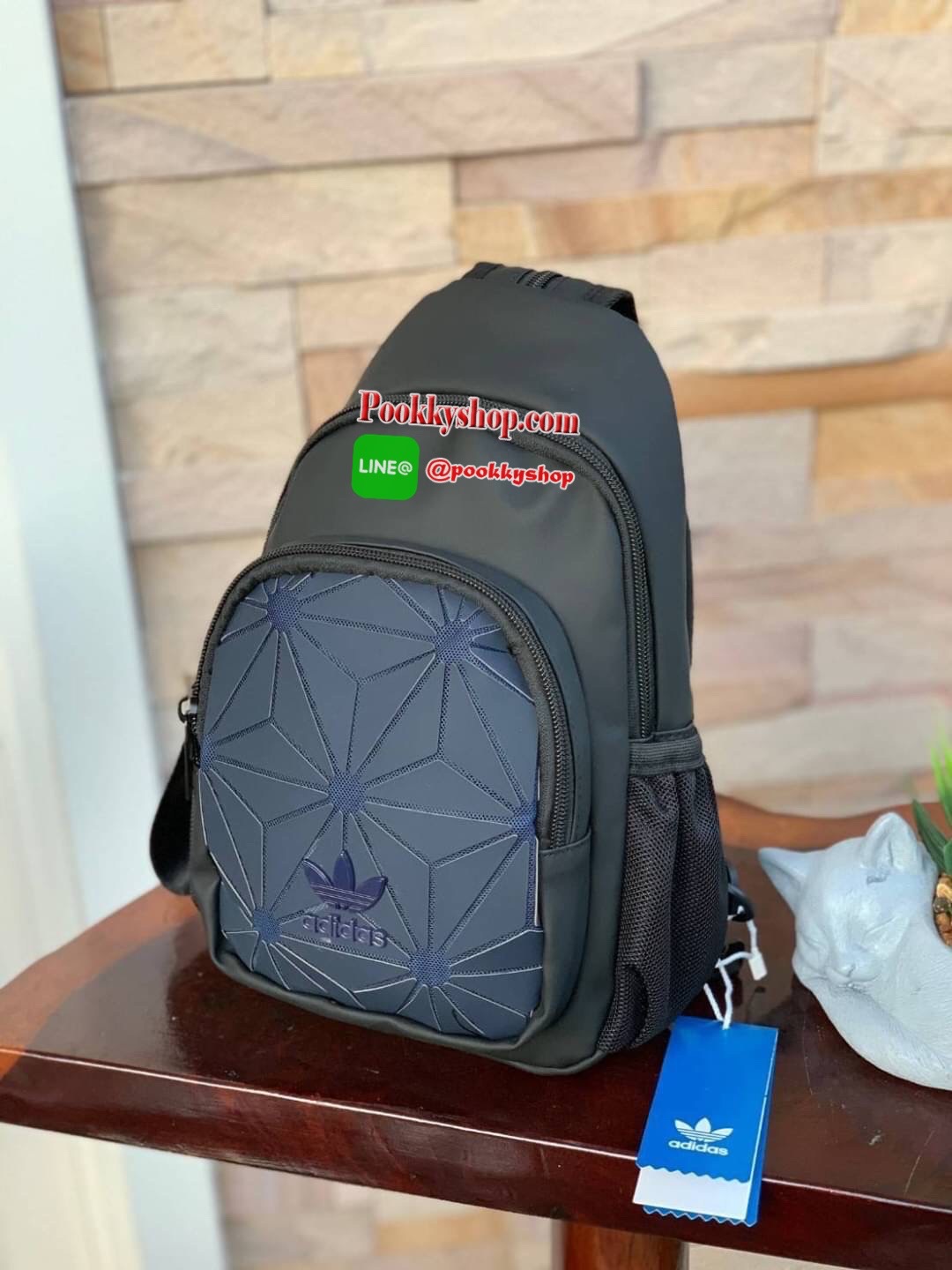 Adidas 3D Expect Originals Bag กระเป๋าสะพายคาดอก ขนาดกลาง ด้านหน้าแต่งดีเทลแบบ3D ในมีช่องแยกใส่มินิไอแพค หรือกระเป๋าสตางค์ทรงยาว มีสายสะพายที่ทันสมัยเป็นสายซิป เพราะนอกจากจะเป็นเป้สะพายแล้ว ยังสามารถนำมาสะพายไหล่ได้ มาในแบบลุคช์สไตล์ลำลองเพื่อให้คุณใช้งาน