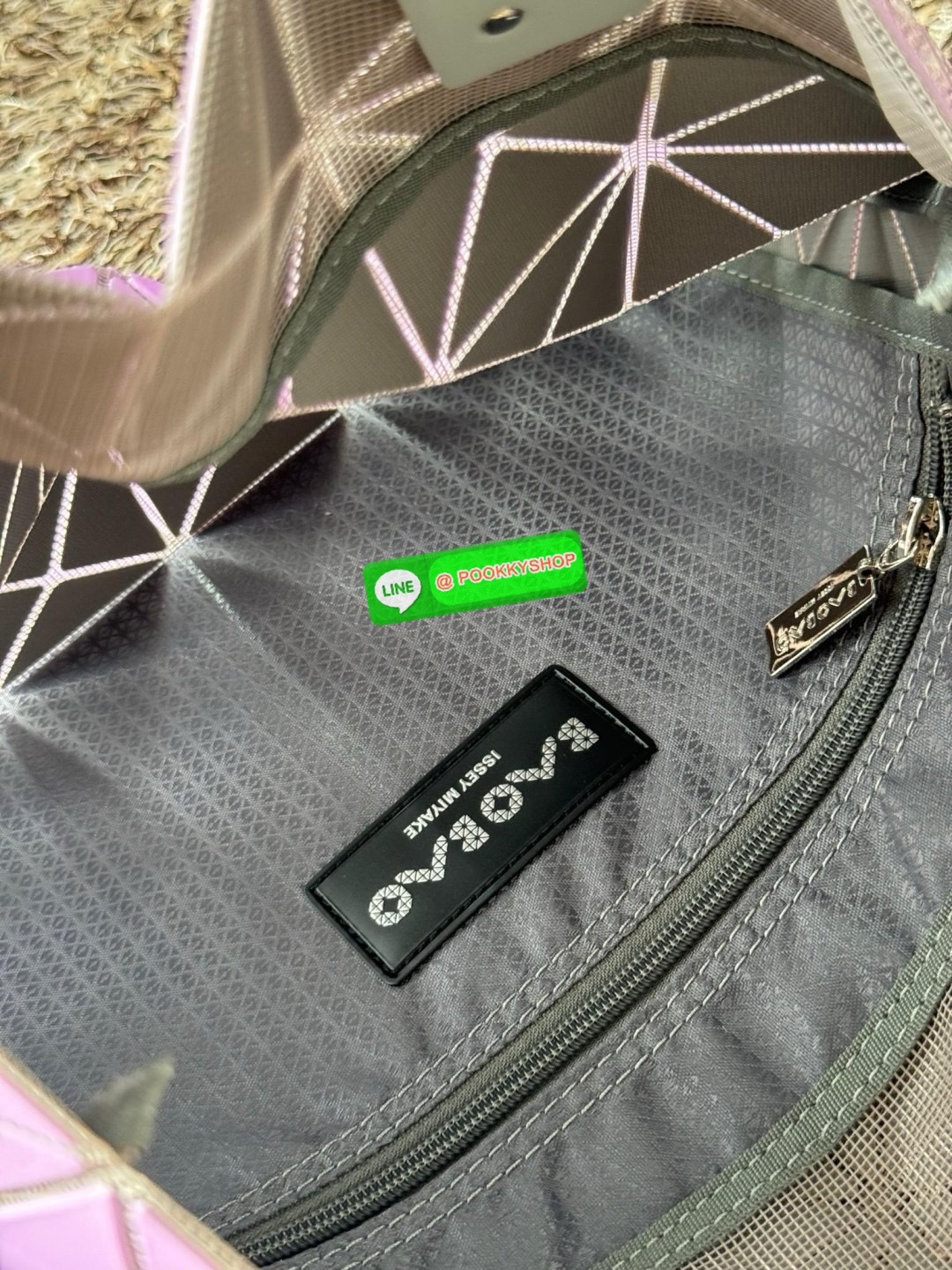 Baobao Issey Miyake 6x6 กระเป๋า Tote รุ่นนี้ถือว่าเป็นกระเป๋า Tote ไซส์กลางที่เหมาะกับการพกพาสิ่งของที่จำเป็นในทุก ๆ วัน มาพร้อมสายที่สามารถปรับได้ทั้งสองสาย และมีช่องใส่ของช่องเล็กด้านใน 1 ช่อง จุของได้เยอะแถมยังทนทาน ใช้เป็น Everyday Bag ได้เลยคะ พกพาสะ