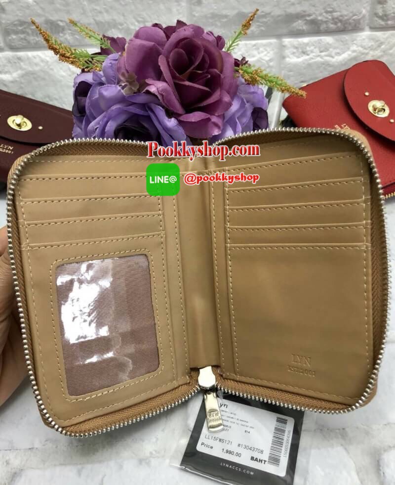 New arrival !!! LYN SHORT WALLET BAG รุ่นใหม่ล่าสุด!!! กระเป๋าสตางค์ใบสั้นขนาดกลาง วัสดุหนังลิ้นจี่ ลายหนังสวย นิ่มมือมากๆค่ะ ด้านหน้ามีช่องกระเป๋าหนึ่งช่อง เปิดปิดช่องหลักแบบซิปรอบ ด้านในมีข่องใส่รูปถ่าย ช่องใส่บัตรต่างๆได้ถึง 10 ช่องค่ะ มีช่องกว้างสำหรั