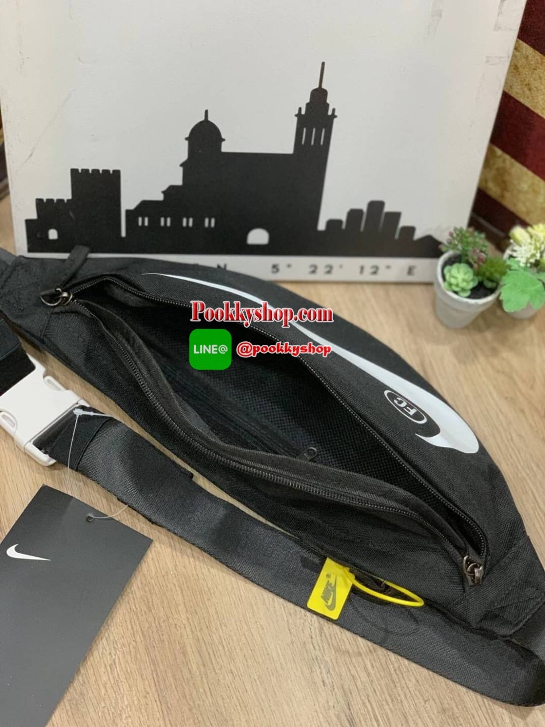 NIKE HERITAGE HIP PACK รุ่น BA6110-011 กระเป๋าทรงคาดเอวและคาดหน้าอกสไตล์สปอร์ต เปิดปิดด้วยซิปคู่ ภายในใส่กระเป๋าสตางค์ยาวได้ ด้านหน้าสกรีนตามลายต่างๆของนักออกแบบชื่อดังสาย มีคาดปรับความยาวได้ฟรีไซส์ น้ำหนักเบา เป็นกระเป๋าที่เปิดกว้างหาของได้ง่าย และใช้ได้