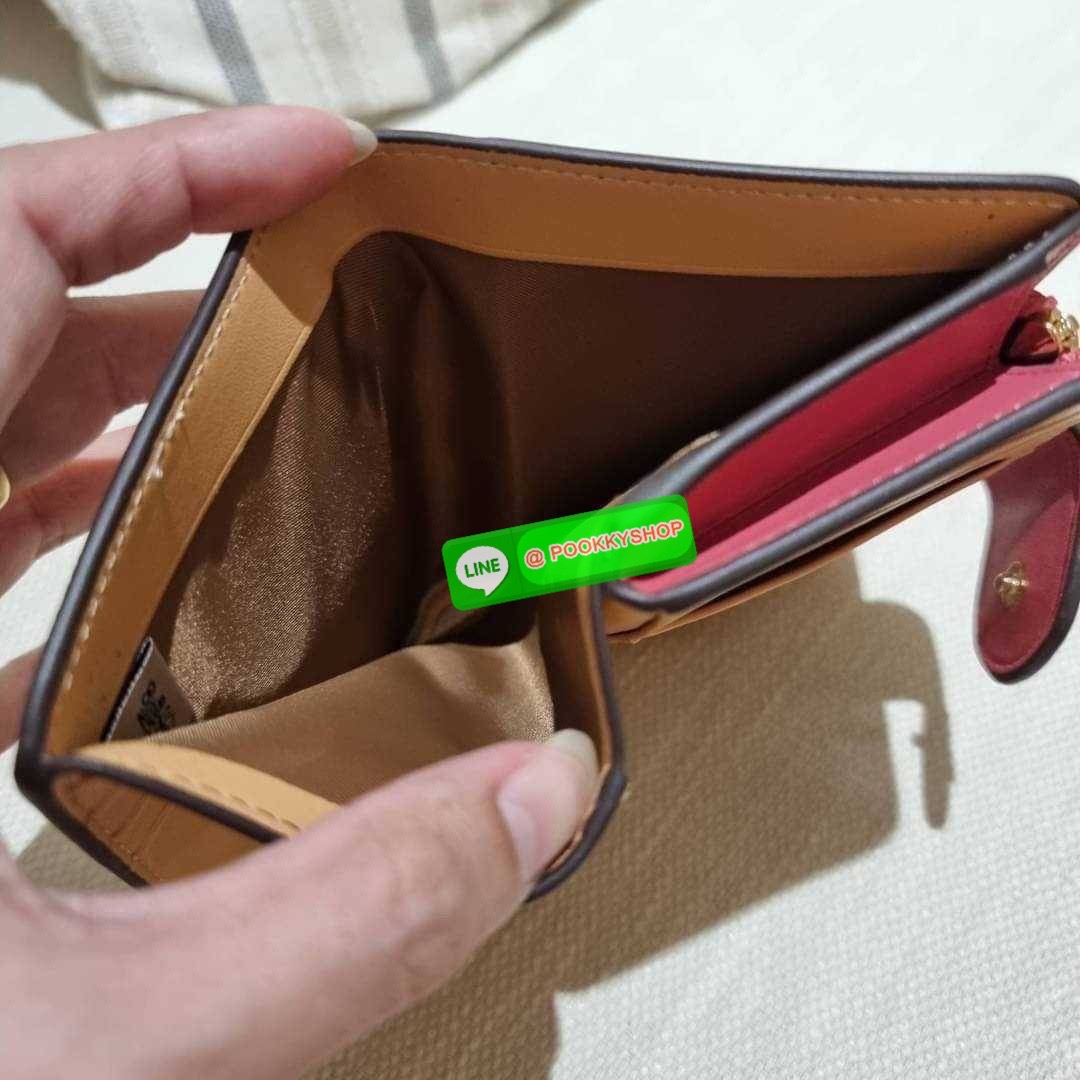 COACH C8730 MEDIUM CORNER ZIP WALLET IN SIGNATURE CANVAS WITH WILDFLOWER PRINT คอลเลคชั่นใหม่ กระเป๋าสตางค์ใบกลาง ดีไซน์ใหม่ สุดหรู คละลายพริ้นท์เต็มใบ น่าใช้ไปอีก วัสดุหนังแคนวาสเคลือบลาย ภายในมีช่องใส่บัตร ใส่ธนบัตรได้ครบ และมีช่องซิปแยก ใบจริงสวยมากๆ แ