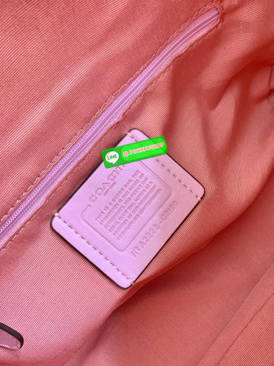 COACH JULES HOBO BAG ((C9189//9190)) 🌍พร้อมส่งที่ไทย! ต้องบอกก่อนว่าหนังรุ่นนี้อย่างดี นิ่มมากๆ สัมผัสแล้วรู้สึกละมุน กับกระเป๋าใบใหญ่ ทรงสวย เปิดปิดกระเป๋าแบบซิปมีหนังห้อยเพิ่มความเก๋ตรงหัวซิปค่ะ ภายในกระเป๋ากว้างมาก ใส่สัมภาระได้ครบครัน หายห่วงเ