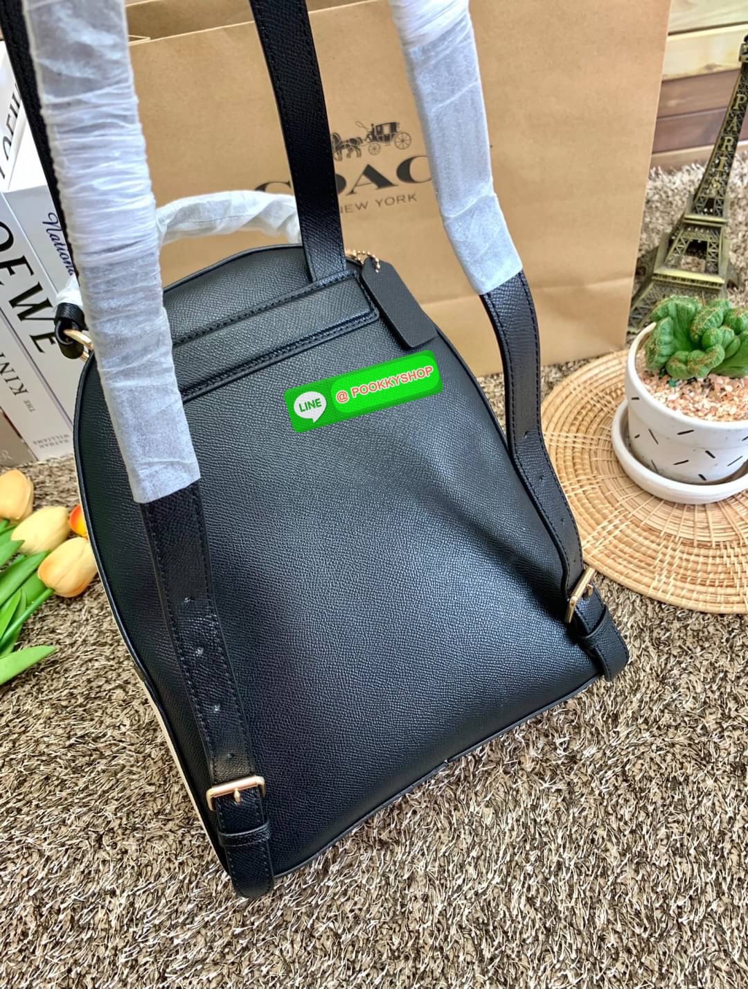 COACH JORDYN BACKPACK ((C2732//76623)) 🌹🌹ไม่มียังไงไหว ต้องบอกว่าน้องสวยมากๆค่า! กระเป๋าสะพายหลังแบบมีหูหิ้ว หนังแแท้ ลายหนังสวยน่าใช้มากค่ะ ด้านหน้ามีช่องซิปใส่มือถือหรือของจุกจิกลงไปได้ค่ะ เปิด-ปิดกระเป๋าแบบซิปคู่ห้อยหนัง ภายในกว้างใส่สั