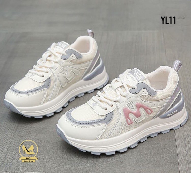 รองเท้าผ้าใบแฟชั่น โทนครีมตัดเทา แต่งลายชมพูหวานนิด ๆ เท่หน่อย ๆ คู่นี้ใส่แล้วขาเรียวขั้นสุด พื้นหนานุ่ม เดินทั้งวันไม่มีเมื่อย ใส่เที่ยว ใส่ทำงาน ใส่ไปเรียน ก็รอดทุกลุค