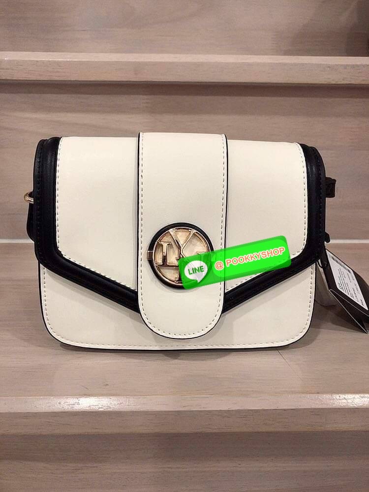 LYN กระเป๋าทรงน่ารักปุ๊กปิ๊ก สายสะพายหนัง เปิดปิดด้วยกระดุมแม่เหล็ก ฐานกว้างใส่ของได้เยอะ