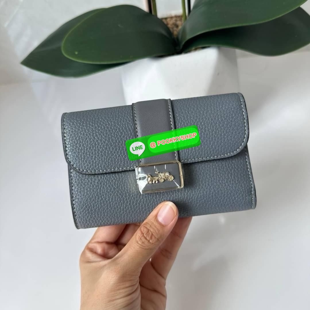 Coach Medium Grace Wallet (Cl421) 🔖กระเป๋าสุดหรูใบกลาง ขนาดกำลังดีกระทัดรัด 🔖วัสดุ : pebble leather 🔖ภายในมีช่องใบบัตรเครดิต 6 ช่อง มีช่องใส่เหรียญแยก สามารถใส่ธนบัตรแบงค์พันได้คะ