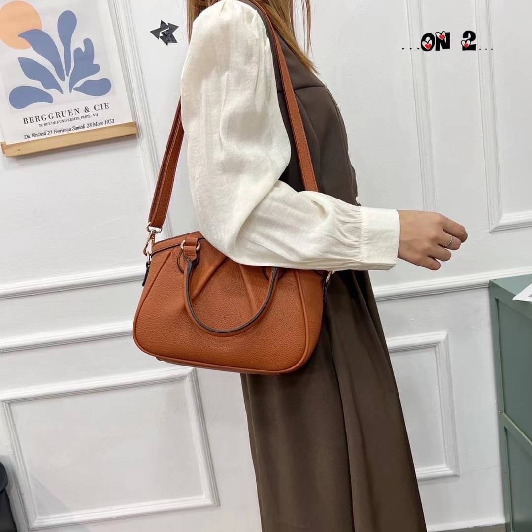 5950 กระเป๋าสะพายข้าง ทรง LV วัสดุตัวกระเป๋าทำจากหนังผสมอย่างดี อะหลั่ยสีทอง ด้านบนเป็นปากซิป ด้านหลังมีช่องซิป มาพร้อมสายยาวเป็นหนังผสมสีเดียวกับตัวกระเป๋า