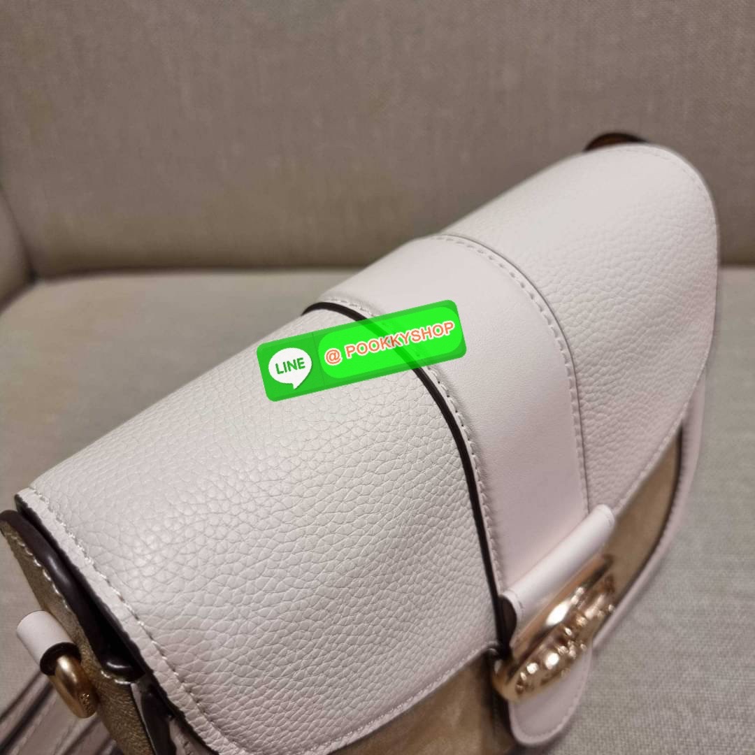 COACH C3593 GEORGIE SADDLE BAG IN COLORBLOCK SIGNATURE CANVAS WITH RIVETS ยกระดับความหรูให้กับตัวเองกันหน่อย ด้วยกระเป๋ารุ่นนี้!! ครอสบอดี้ที่ดีไซน์หรู อัพเลเวล ในราคาที่จับต้องได้ วัสดุหนังแคนวาสเคลือบสลับหนังเรียบ พิเศษไปอีกตกแต่งขอบด้วยหมุด เพิ่มดีเทลก