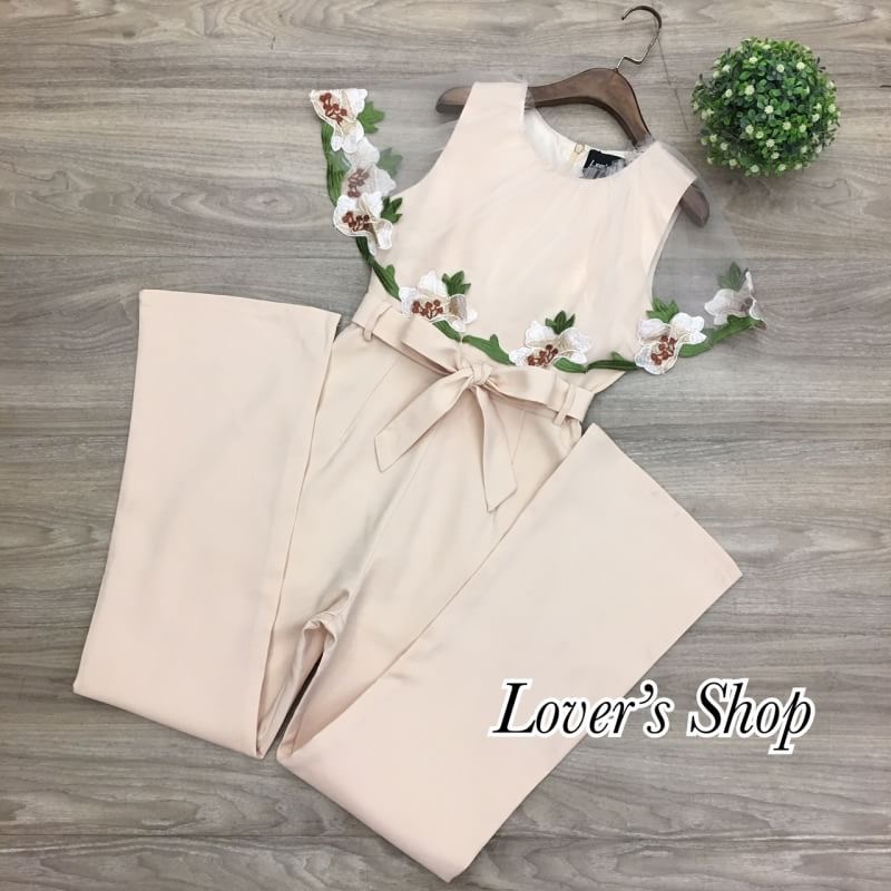 Lover's Shop Teg : Lover’s Shop Brand : - Detail : น่ารักน่าเลิฟ จั้มสูทแนวสาวหวาน ใส่แล้วดูไฮโซมีตังค์ค่ะ ดีเทลแต่ระบายผ้ามุ้งทอลายดอกไม้ ผ้ามุ้งนุ่มไม่คันแน่นอนค่ะ งานมีซับในอัดกาวอย่างดี งานซิบหลัง มีเชือกผูกเอว ทรงสวยเป๊ะ เป้าไม่รั้งแน่นอนค่ะ งาน