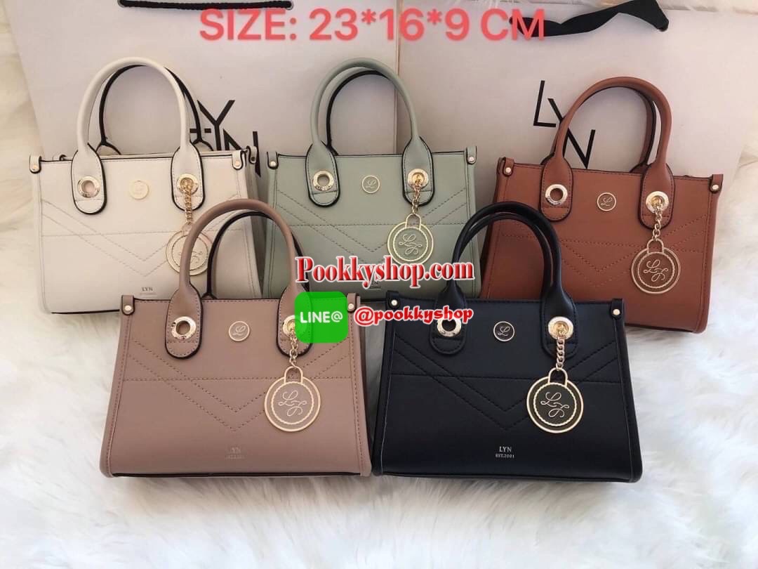 LYN PALAZZO M HANDBAGS กระเป๋าถือและสะพายข้าง เรียบหรู พร้อมสายยาวปรับได้ ใช้งานทุกโอกาส ด้านในใส่จุ