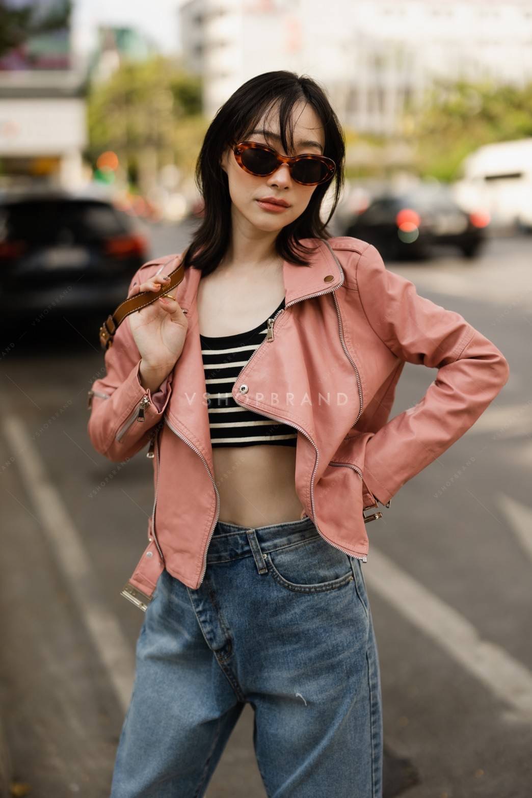 แจ็คเก็ตหนัง pvc เนื้อดีนิ่มๆใส่สบาย แต่งดีเทลสุดชิคด้วย ซิปแขนข้าง พร้อมเชือกคาดเอวล่าง ให้ลุคสาว swag มากๆเลยค่ะ