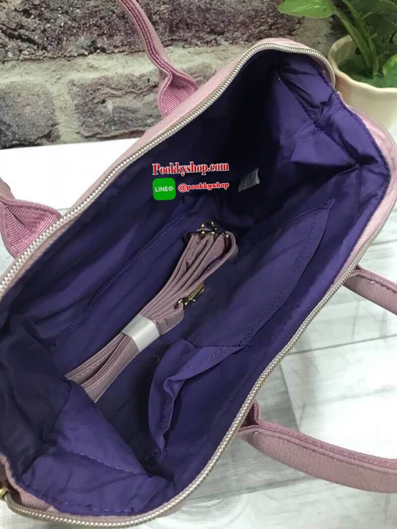 Anello polyester 2 way mini boston bag จากแบรนด์ดังในประเทศญี่ปุ่น กระเป๋าสไตล์คลาสสิค มีโครงปากกระเป๋ากว้างเป็นสัญลักษณ์ วัสดุหนังpu กันน้ำได้ ภายในมีช่องใหญ่และช่องเล็กด้านข้าง2ช่อง เปิดปิดด้วยซิปคู่ มีตัวล้อคที่หูจับ ด้านหน้ามีช่องซิปเล็กใช้งานได้จริง