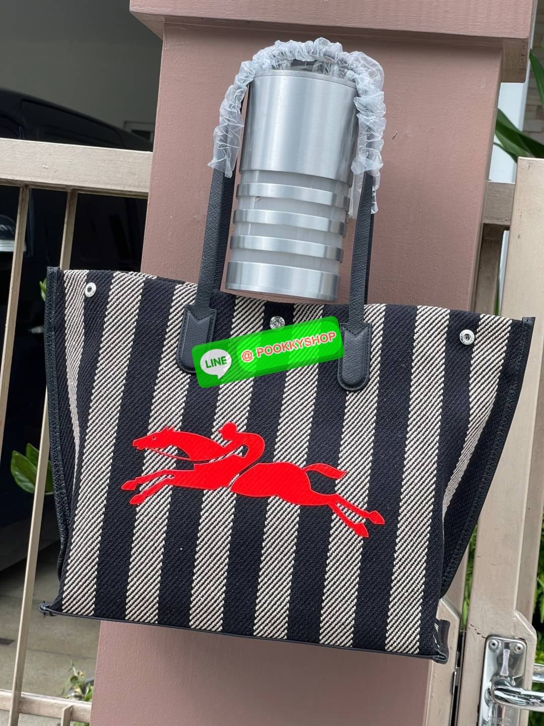 💕 Longchamp Essential Stripes shoulder bag อีกหนึ่งคอลเลคชั่นสำหรับใครที่ต้องการกระเป๋าแบบใช้งานได้ในหลาย ๆ โอกาส การเลือกกระเป๋าขนาดเล็กย่อมไม่สะดวกและไม่ครอบคลุมต่อการใช้สอยอย่างแน่นอน Longchamp รุ่นนี้สามารถตอบโจทย์ ในการใช้งานที่หลากหลายขึ้น เ