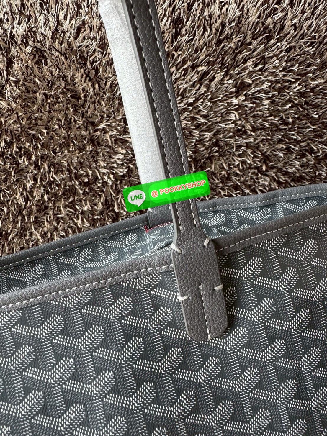 Goyard Artois MM Bag กระเป๋า Artois MM เป็นกระเป๋าที่มีซิปด้านบนเพิ่มคงามปลอดภัย ภายในพื้นที่กว้างเพื่อจัดระเบียบข้าวของของคุณ มันโดดเด่นด้วยฐานด้านล่างทั้งสองมุมเย็บต่อด้วยหนังใช้งานในแบบทางการหรือกึ่งทางการก็ได้