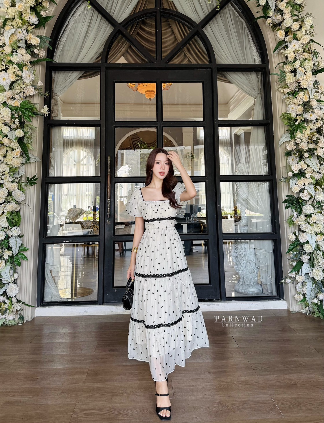 เดรสแฟชั่น Maxi dress คอเหลี่ยม แขนตุ๊กตาปักลายโบว์กำมะหยี่ทั้งชุด