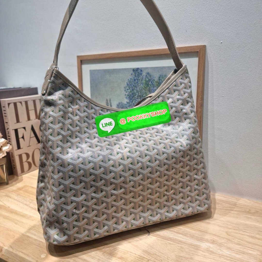 🔆 Model GOYARD BOHEME HOBO BAG 🔆 Details ไอเท็มที่ฮอต เด็ด! และมาแรง เข้าวงการแล้วออกไม่ได้จริงๆ! กับกระเป๋าโฮโบใบใหญ่ พร้อมใบลูก มาในสีลิมิเต็ดรุ่นที่ตามหา สวยเด่นเป็นเอกลักษณ์ด้วยลวดลายตัว Y เต็มผืน สายคล้องสะพายในตัว สะดวกใช้ หมดกังวลเร