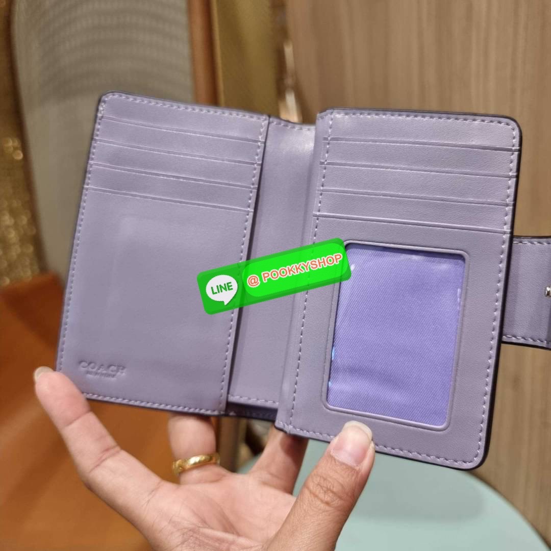 COACH C5896 MEDIUM CORNER ZIP WALLET IN SIGNATURE LEATHER คอลเลคชั่นใหม่งานหรู งานดูแพง จัดให้เลย!! กระเป๋าสตางค์ใบกลาง ดีไซน์ใหม่ สุดหรู แค่เห็นก็ต้องเลิฟ ถือใช้ขับผิวทุกสี วัสดุหนังแท้ปั๊มลายนูนสวยคม ภายในมีช่องใส่บัตร ใส่ธนบัตรได้ครบ และมีช่องซิปแยก ใบ