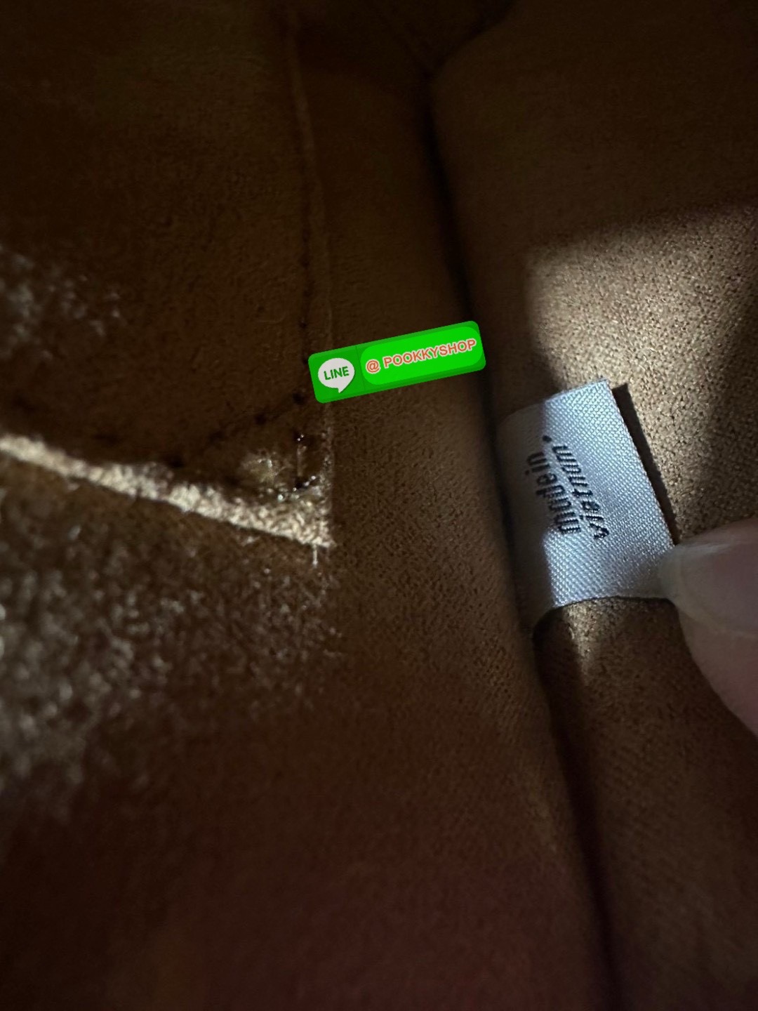 “Classic elegance with a modern twist.” Coach Pepper Satchel – กระเป๋าทรง Satchel ที่ผสานความคลาสสิกและความทันสมัยได้อย่างลงตัว วัสดุคุณภาพเยี่ยม ผสมผสานระหว่างหนังและผ้าแคนวาสลายซิกเนเจอร์ของ Coach เหมาะสำหรับวันทำงานหรือวันพักผ่อน เพิ่มความหรูหราให้กับท