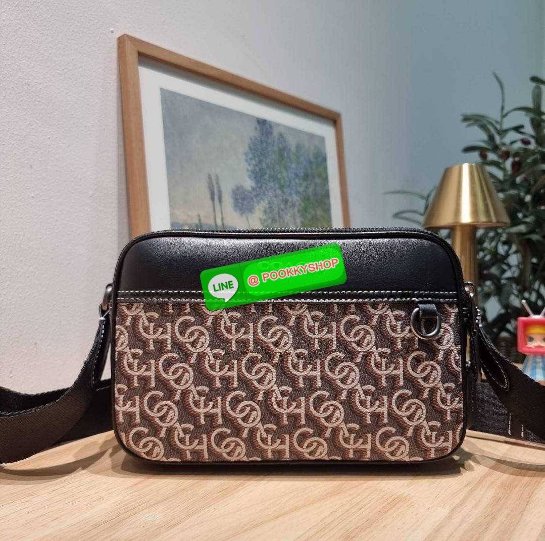 COACH CF484 GRAHAM CROSSBODY WITH COACH MONOGRAM PRINT 🔆 Details ใหม่ล่าสุด กับดีไซน์โฉมใหม่ ที่เปลี่ยนลุคไปเลย กระเป๋าครอสบอดี้ทรงยอดฮิตสุดคลาสสิค ใช้งานง่ายและสะดวก ด้านหลังมีช่องย่อย เปิด-ปิดด้วยซิปหลัก 2 ช่อง แบ่งสัดส่วน ภายในเป็นช่องโล่ง ใส่ข
