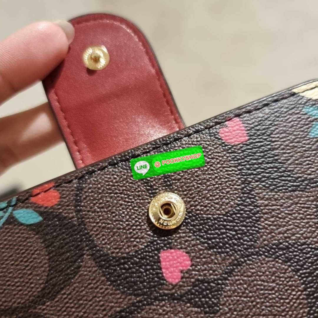 COACH C8730 MEDIUM CORNER ZIP WALLET IN SIGNATURE CANVAS WITH WILDFLOWER PRINT คอลเลคชั่นใหม่ กระเป๋าสตางค์ใบกลาง ดีไซน์ใหม่ สุดหรู คละลายพริ้นท์เต็มใบ น่าใช้ไปอีก วัสดุหนังแคนวาสเคลือบลาย ภายในมีช่องใส่บัตร ใส่ธนบัตรได้ครบ และมีช่องซิปแยก ใบจริงสวยมากๆ แ