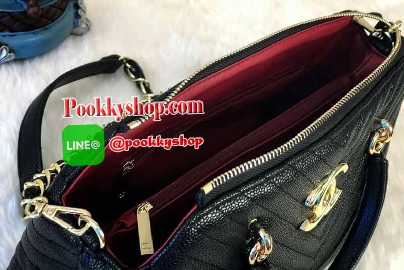 Chanel Bag กระเป๋าทรงหมอน วัสดุหนัง ลาย v สัมผัสนิ่มมือ ทนทาน น้ำหนักเบา เปิด-ปิดด้วยซิปอะไหล่ทอง มีสายยาว ภายในมีช่องใส่ของจุกจิก และซิปใหญ่ อีก1 ช่อง จุของได้เยอะ น้ำหนักเบา ซื้อใช้เองหรือฝากเป็นของขวัญก็สุดคุ้มค่ะ สวยมากงานดีสุดจากเคาท์เตอร์ต่างประเทศ