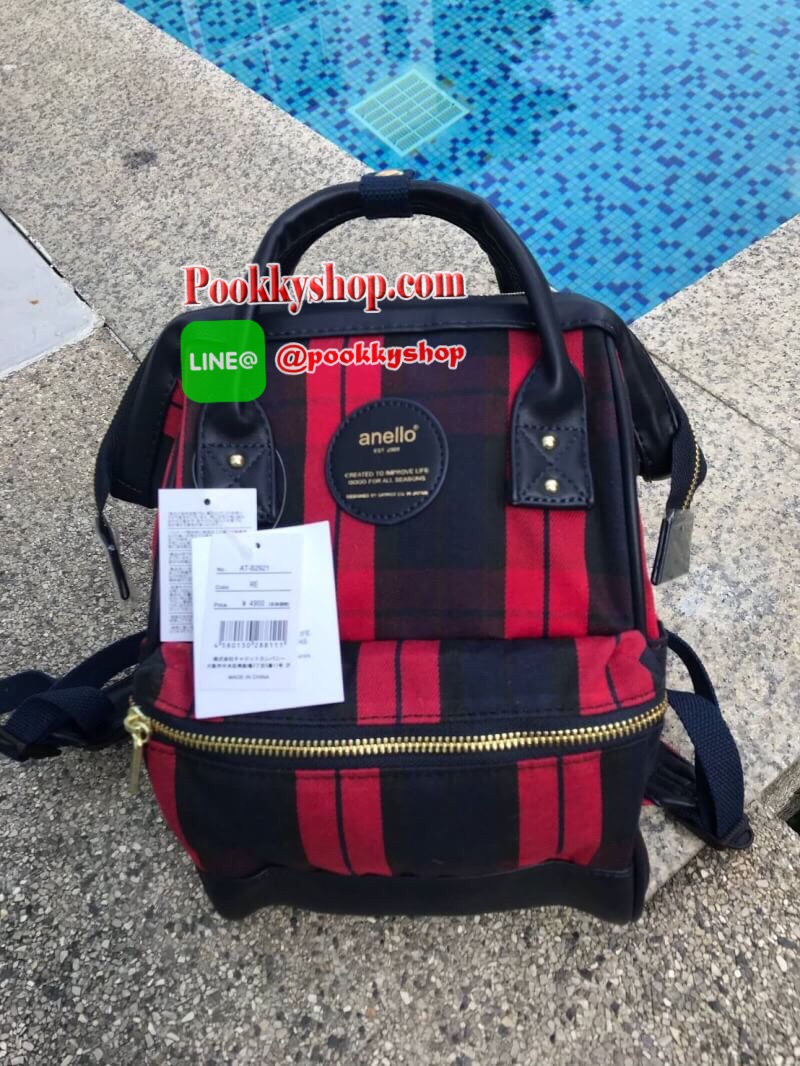 Anello Checked Hinge Clasp Mini Backpack เปิดตัวคอลเลคชั่นใหม่ปลายปีสุดน่ารัก วัสดุผ้าแคนวาสลายสก็อต และขอบบนล่างและด้านหลัง วัสดุpu โลโก้แบรนด์ด้านหน้าตัดหนังทรงกลม จุดเด่นในการใช้งานยังคงเหมือนเดิม ต่างที่ขนาดจะเล็กกว่ารุ่นออริจินัลไซส์มินินิดเดียว ผู้ใ