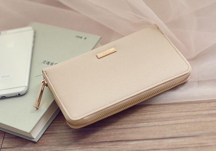 กระเป๋าสตางค์ Aldo กระเป๋าถือ สีครีม แบรนด์เนม Aldo แบรนด์หรูจาก แคนนาดา เนื้อสีครีม มีลายTexture ในตัว ช่องใส่ของใหญ่2ช่อง ช่องเสีบบัตร 2ด้าน