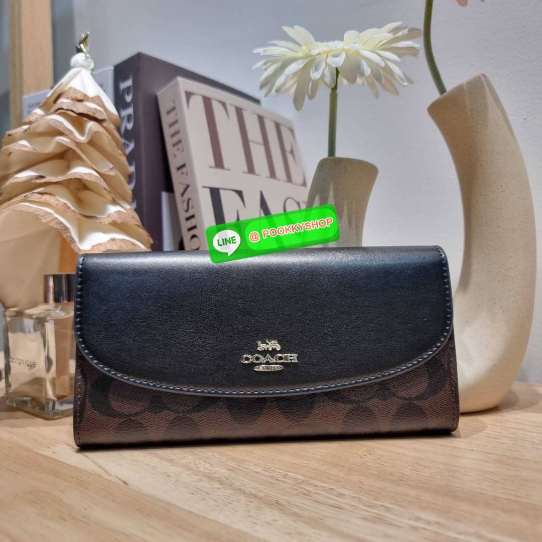 COACH F54022 SLIM ENVELOPE WALLET IN SIGNATURE กลับมาแล้วจ้า!! กระเป๋าสตางค์รุ่นขายดี 🔥 ทรงจดหมายรุ่นฝาพับ สวยคุณหนู หรูเกินราคา วัสดุหนังแคนวาสเคลือบลาย ภายในใส่มือถือได้ ใส่บัตรได้ มีช่องซิปแยกแบ่งเป็นสัดส่วน รุ่นนี้ใช้ยังไงก็ไม่มีเบื่อ สวยคลาสส