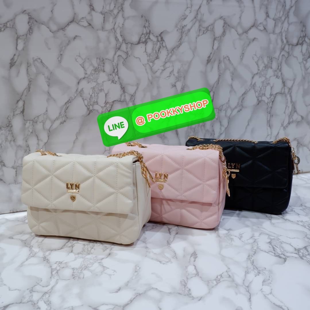 lyn มาแล้วจ้าา ใครสายลูกคุณหนู สวยหรูดูแพง ต้องรีบจัดแล้ว! กระเป๋าทรงเหลี่ยมใบใหญ่ จุของได้เยอะม๊ากกกก สายกระเป๋าเป็นโซ่สีทองปรับระดับได้ เปิด-ปิดด้วยกระดุมแม่เหล็ก ด้านหน้าปักหมุดlogo brand แอบกระซิบว่าถึงใบจะใหญ่แต่เบาสบายไม่ปวดไหล่นะจ๊ะ ด้านหลังมีช่องใ