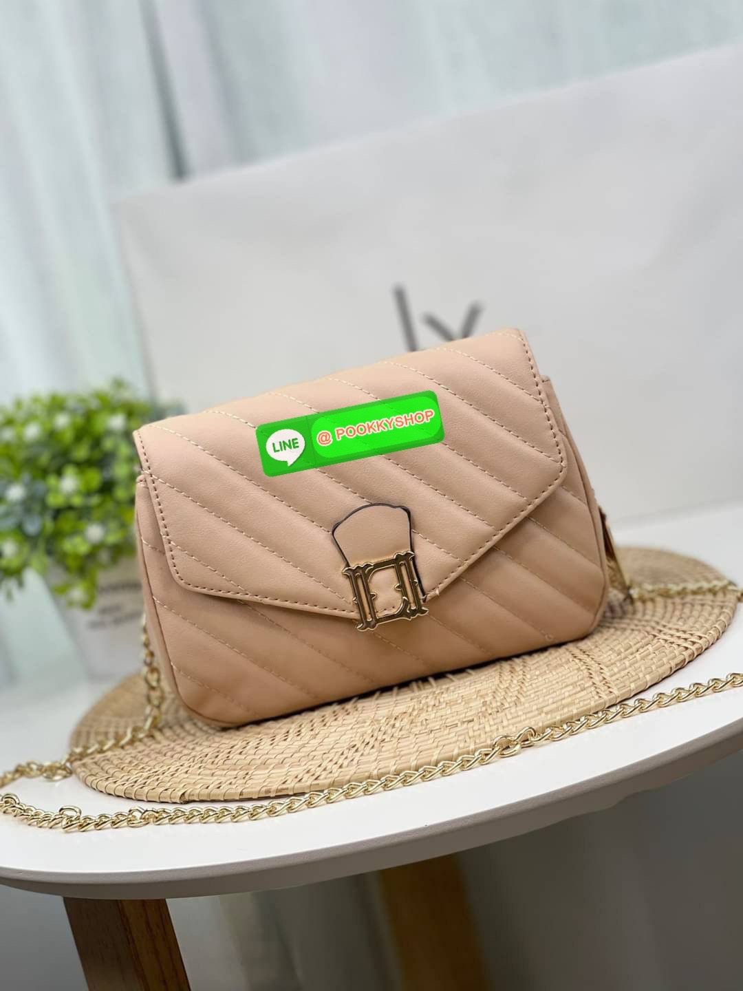 Lyn กระเป๋าทรงน่ารักปุ๊กปิ๊ก สายสะพายโซ่ทอง เปิดปิดด้วยกระดุมแม่เหล็ก ฐานกว้างใส่ของได้เยอะ