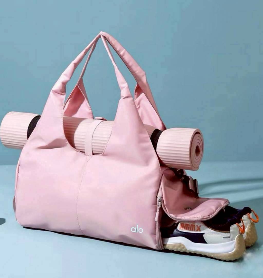 Alo Sport Bag กระเป๋าเดินทาง น้ำหนักเบา สายออกกำลังกายหรือเดินทางแนะนำเลยค่าา มีช่องใส่ของของ ใส่รองเท้าได้ เกร๋สุดๆ