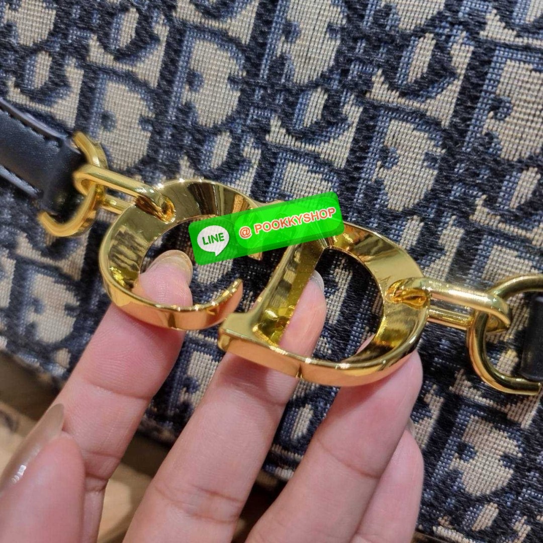 กระเป๋าสะพายทรงสวย ดีไซน์โลโก้โดดเด่นและหรูหรา ดีเทลดูดีมีกิมมิคในตัว