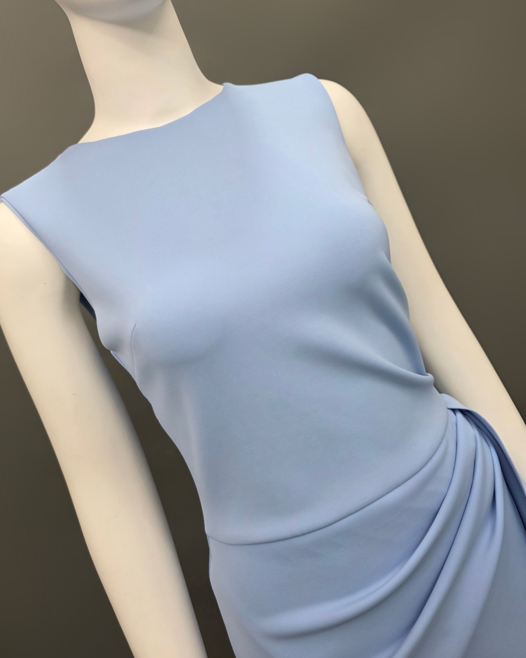 เดรสแฟชั่น เดรสเสื้อคอกลมแขนกุด กระโปรงทรงสอบ แต่งระบายข้าง ปลายเฉลียง