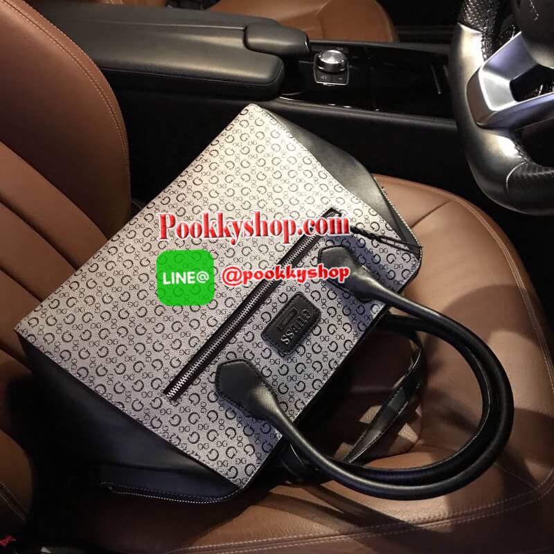 GUESS SAFFIANO HANDBAG กระเป๋าถือหรือสะพายรุ่นแนะนำจาก GUESS หนังปั้มลาย GUESS สวยหรูอยู่ทรงสไตล์ PRADA ใบใหญ่จุสุดๆ ด้านหน้ามีโลโก้แบร์น เปิดปิดด้วยซิปสะดวกใช้ ภายในมีโลโก้ ช่องซิป ช่องใส่มือถือ หูจับแข็งแรงสะพายไหล่ได้มาพร้อมสายสะพายยาวถอดปรับได้ ตัวจริ