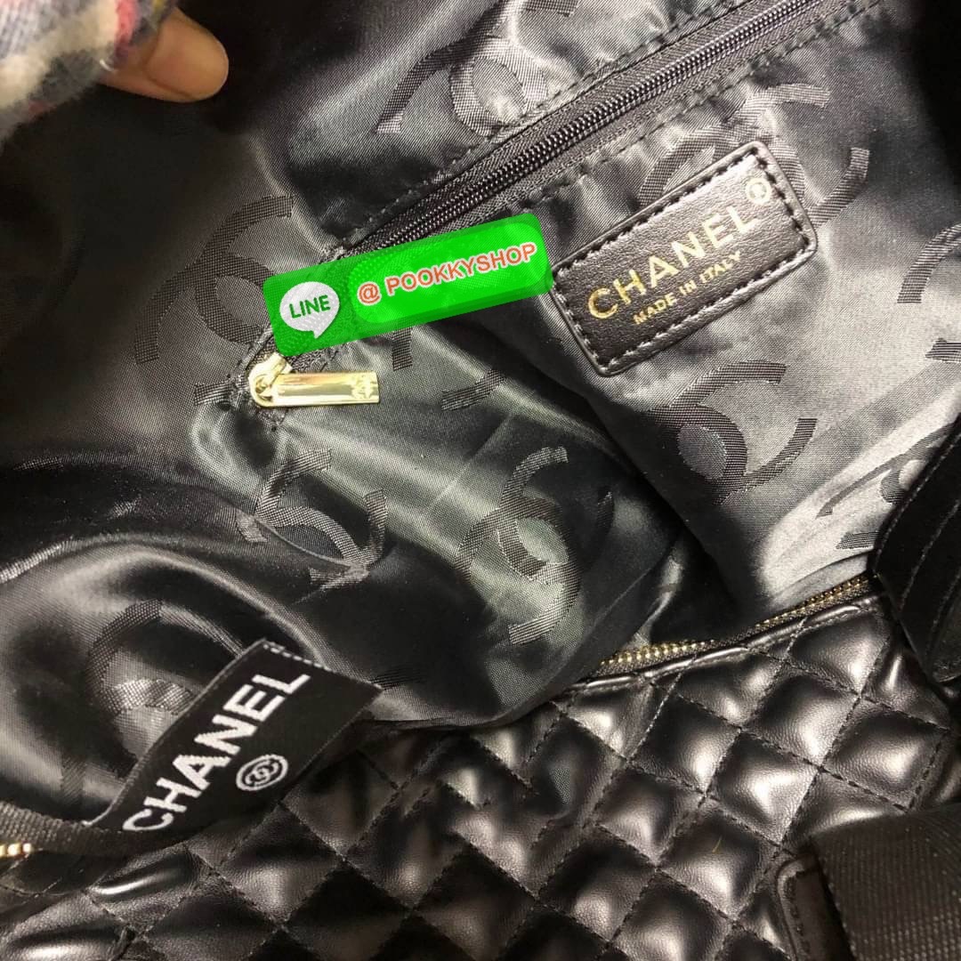 RESTOCK....BEST SELLER CHANEL VIP GIFT Large Travel Bag MUST HAVE! CHANEL VIP GIFT Large Travel Bag กระเป๋าเดินทางใบใหญ่ Gift With Purchase (GWP) รุ่น Limited Edition พรีเมี่ยมกิ๊ฟของเเท้จาก Chanel Counter หนังลายตารางเนื้อหนาสีดำกันนำ้ดูแลรักษาทำความสะอา