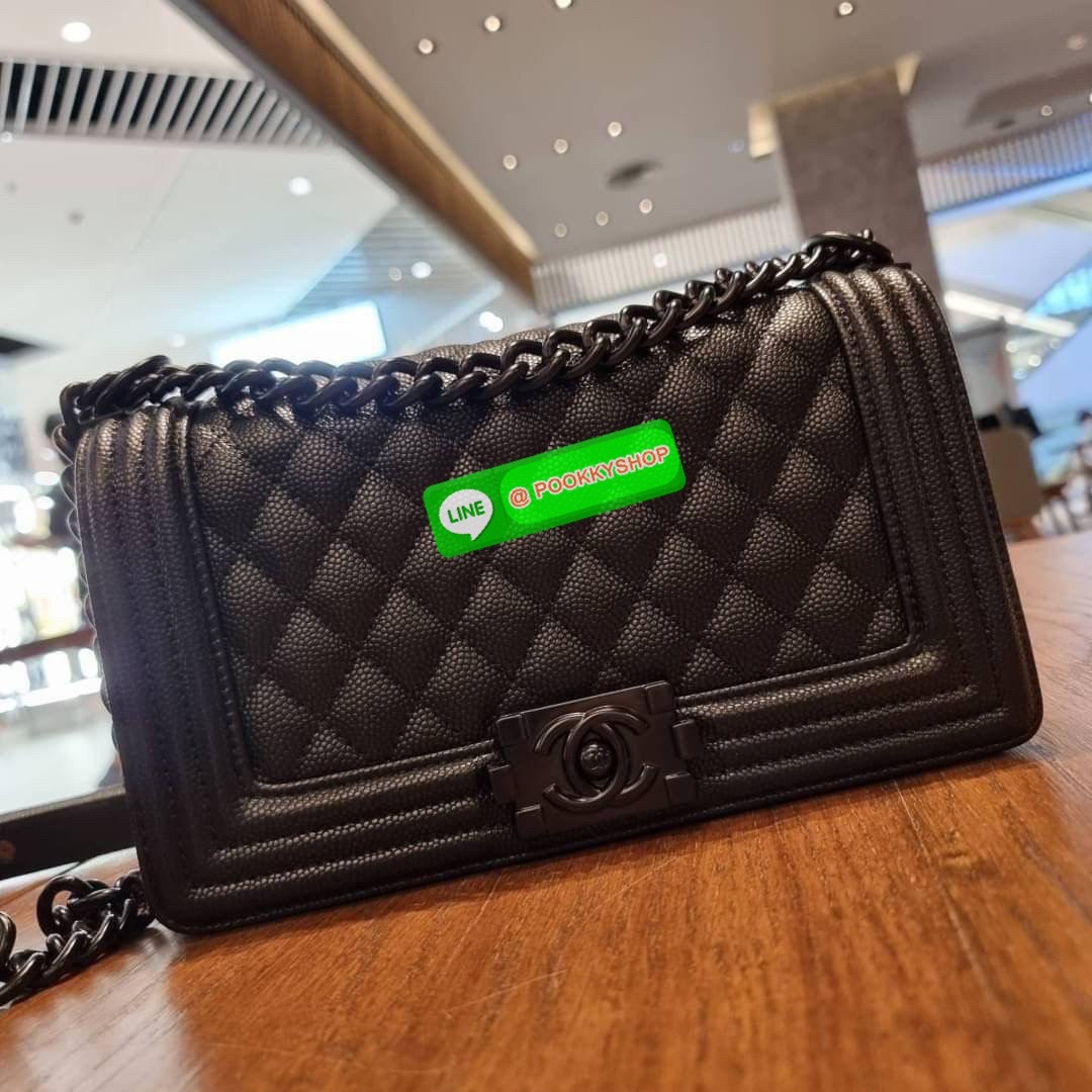 Chanel รุ่นสุดฮอต ดีไซน์อะไหล่ดำ เรียบหรูมากๆ!! วัสดุหนังลายคาร์เวีย ทรงคลาสสิคที่สาวๆห้ามพลาด!! ในราคาสุดจะคุ้มจากเคาน์เตอร์ dutyfree เปิด-ปิดกระเป๋าด้วยตัวล็อค ภายในโล่งกว้าง ไซส์ใหญ่ใส่ของได้เยอะ มีช่องแยกในกระเป๋า มาพร้อมสายสะพายโซ่สลับหนังรองบ่า (ถอด