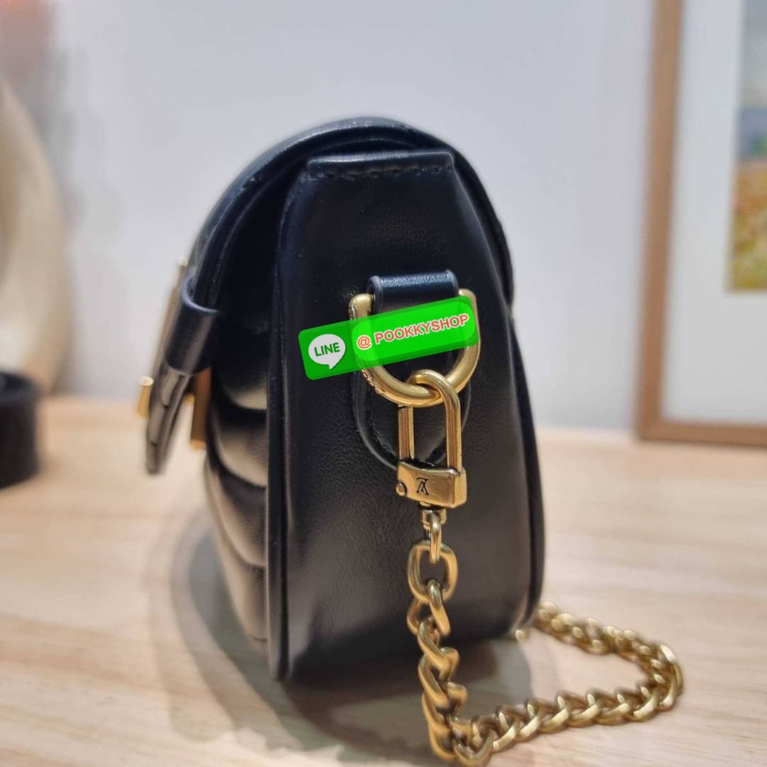 🔆 Model LV new wave pochette multi bag 🔆 Details กระเป๋าสะพายมัลติฟังก์ชั่น พรีเมี่ยมกิ๊ฟสุดหรู คุ้มจาก dutyfree มาพร้อม box set รับรองว่าดีงาม ลูกเล่นคลาสสิคผสานความวินเทจ มีสายสะพายให้ 2 เส้น และกระเป๋าใบลูก เล็กน่ารัก ภายในเป็นช่องโล่ง