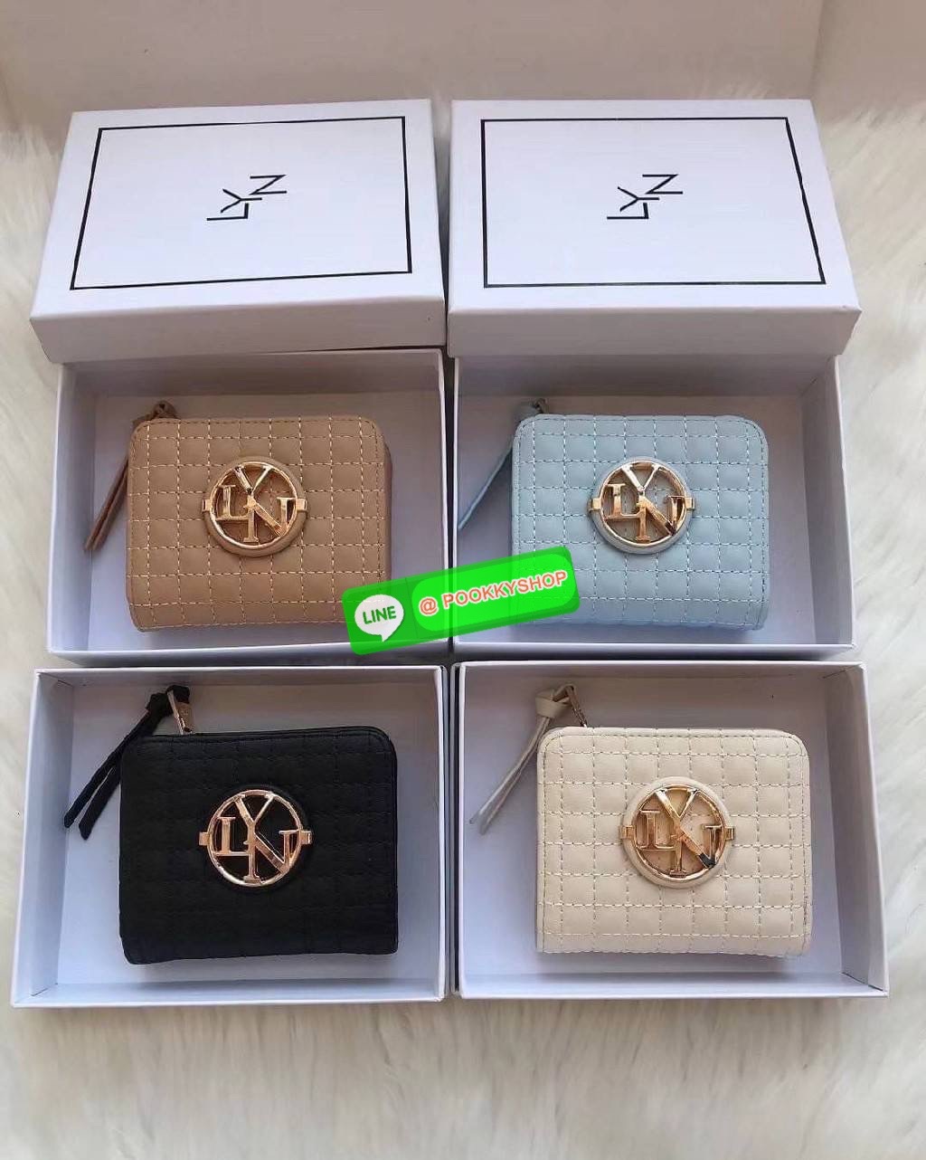 Lyn Decade Wallet กระเป๋าเงินใบสั้น รุ่นนี้สวยน่ารักมากๆ จับถนัดมือ มีฟังก์ชันให้ใช้ครบจบในใบเดียว! วัสดุหนังนุ่มมือ เดินด้ายทั้งใบเพิ่มดีเทล มีโลโก้สวยเด่นที่ด้านหน้า เปิดปิดแบบกระดุมแม่เหล็ก มีช่องใส่ธนบัตรได้ตามยาว ใส่แบงค์ไม่ต้องพับค่า ช่องการ์ด และมี