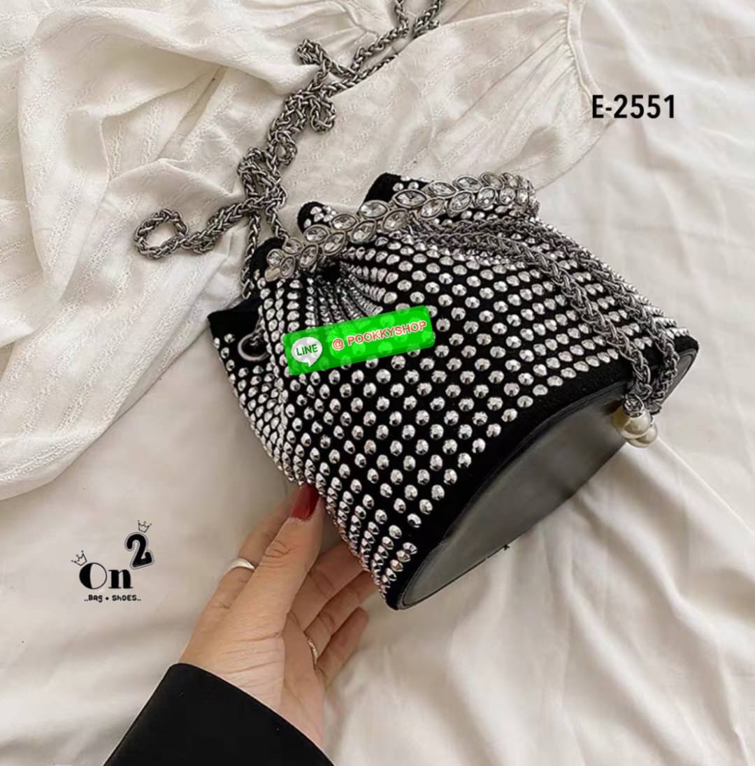 New arrivals 👜👜กระเป๋าแฟชั่นมาใหม่ ทรงขนมจีบ เปิดปิดแบบหูรูด วิ้งๆ น่าใช้มากค่ะสายสะพายโซ่แบบ Cross body จับจองกันเลยคร่าสาวๆไม่มีไม่ได้แล้ว สวยทุกสีคร่า