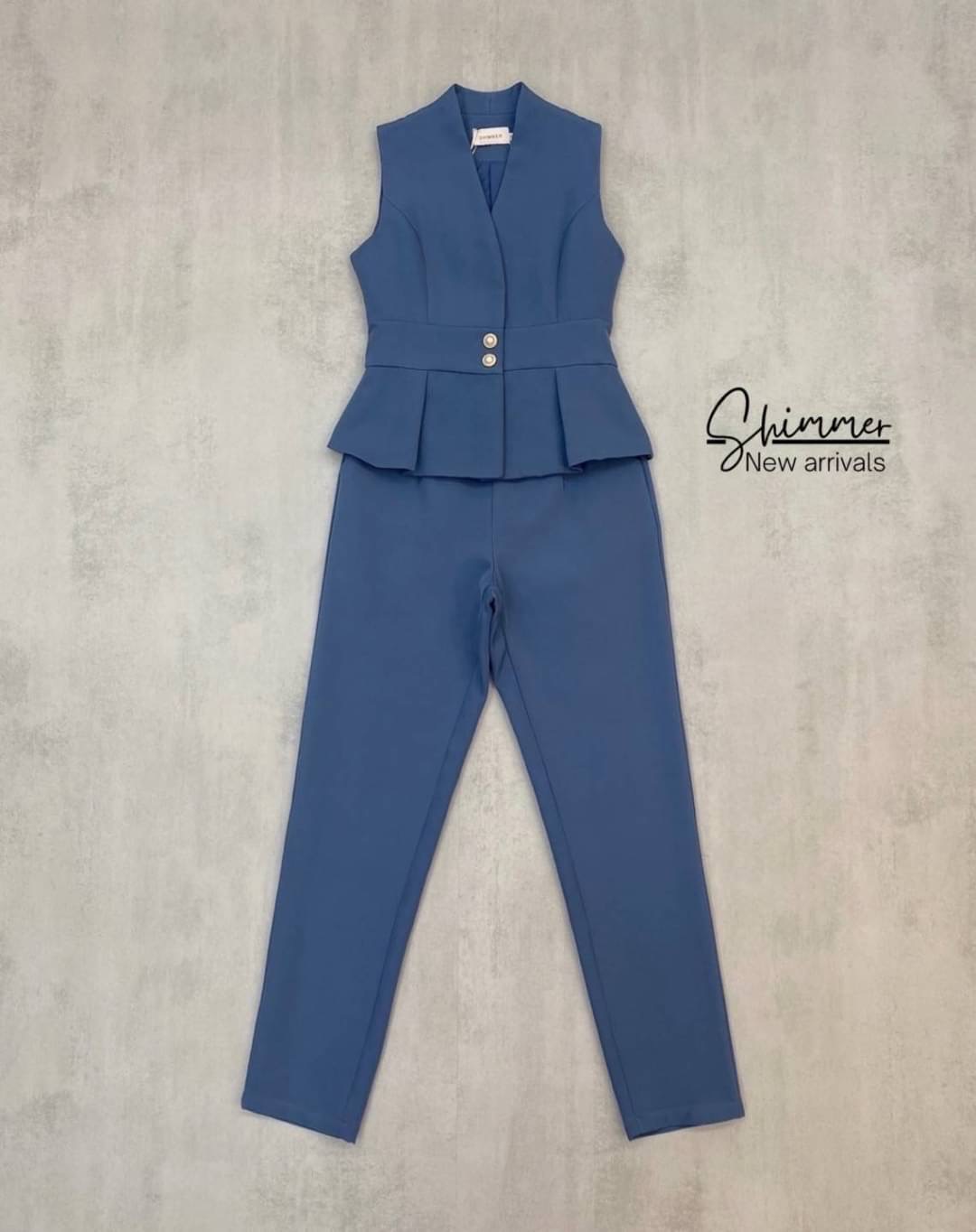 เสื้อทรงยาวงานกระดุมหน้าเก็บซับในทั้งตัวปลายเสื้อจับจีบ แพทเทิร์นสวยเข้ารูป ช่วงอกมีกระดุมกด แมทช์คู่กับกางเกงขายาวกึ่งเดฟ ทรงสวยไม่รัดขาเกินไป เนื้อผ้าพื้นเกรดพรีเมียมทั้งชุด ลุคนี้เสริมบุคลิกผู้สวมใส่ให้สวยเป๊ะ แบบเซเลปแน่นอนค่า