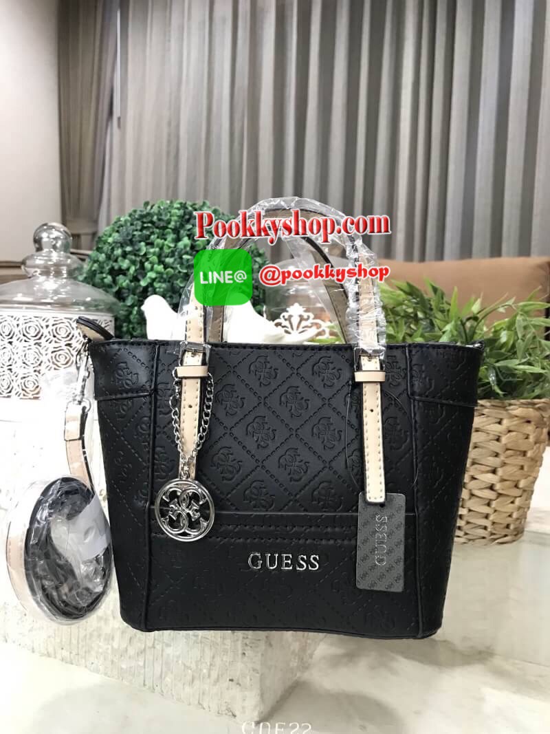 NEW ARRIVAL! GUESS DELANEY CROSS BODY BAG กระเป๋าถือหรือสะพายรุ่นที่ฮิตและขายดีที่สุดจาก GUESS FACTORY คอลเลคชั่นใหม่วัสดุหนังเรียบปั้มลาย GUESS Signature รอบใบสวยหรูอยู่ทรง ขนาดกำลังดี น้ำหนักเบา ด้านหน้าประดับโลโก้พร้อมพวงกุญแจโลโก้แบรนด์ห้อยที่หูหิ้วถอ
