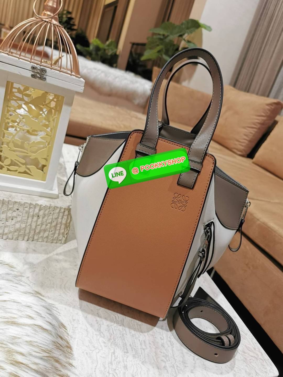 ✴️ห้ามพลาด!✴️LOEWE HANDLE & SHOULDER BAG VIP GIFT WITH PURCHASE (GWP) กระเป๋าถือหรือสะพายหนังแท้พรีเมี่ยมกิ๊ฟ Limited จาก LOEWE PERFUME DUTYFREE รุ่น Rare items สุดๆวัสดุหนังแท้ Calfskin หนังสวยดีไซน์มีเอกลักษณ์ ใบใหญ่กำลังดี น้ำหนักเบา ด้าน