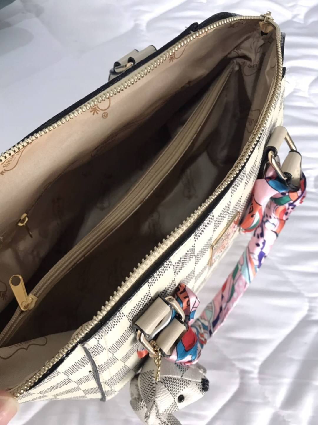 SHUMIYA BAGS พร้อมส่ง กระเป๋าหมีตาราง ทรงปีก งานเก๋มากค่ะ มาพร้อมโลโก้และผ้าผูกหูแบรนด์ shumiya !! WOW WOW ~ เอาใจแฟนคลับหมีตาราง งานมาใหม่ สวยปังทุกแบบ !!! แถมฟรีพวงกุญแจหมีน่าร๊ากก น้ำหนักเบา จุของได้เยอะ หลายช่องใช้งาน มีสายสะพายยาวให้ 1 เส้นค่ะ