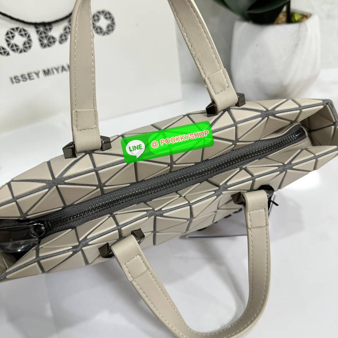 Bao Bao issey Miyake Tonneau Small Matte Bao Bao Issey Miyake รุ่น TONNEAU (ทอนโนะ) กระเป๋าทรง Boston Bag ที่โดดเด่นด้วยลายแพทเทิร์น 3 เหลี่ยมด้านเท่าเรียงต่อกัน ทำให้กระเป๋าใบนี้มีความโดดเด่นทั้งในเรื่องของดีไซน์ที่ทันสมัย และการใช้งานที่ครบทุกฟังก์ชั่น